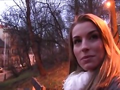 Babe fucking fat cock in Openbaar