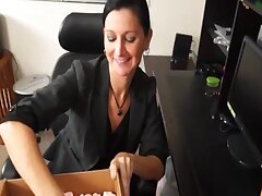 MILF handjob op kantoor