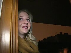 PublicAgent jonge blonde komt op zoek naar seks voor geld met vreemde