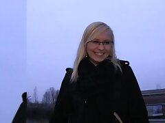 PublicAgent verrast blonde in glazen verdomme een vreemdeling buiten