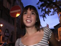 PublicAgent Bubble butt brunette neemt vreemden anaconda in haar poesje