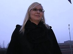 PublicAgent Outdoor neuken met sexy blonde in glazen