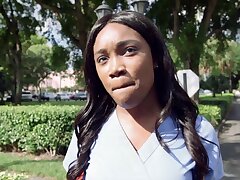 Hete ebony verpleegster neukte in de bus