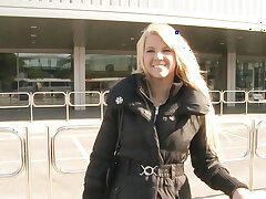 Europese teef Zorah White fucking in een auto