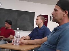 Chanell hart geniet Groepsex met blanke jongens