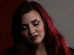 Getatoeëerde stap-Mom Tests uit zonen grote lul