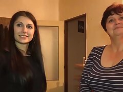 Oude oma en tiener meisje met herl oude vriend neuken elkaar