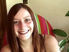 Haar getatoeëerde meid Lilac is hier om haar struik te pronken.