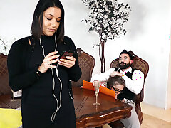 Lena Paul zuigt Charles Dera achter zijn vrouw rug - Lena Paul